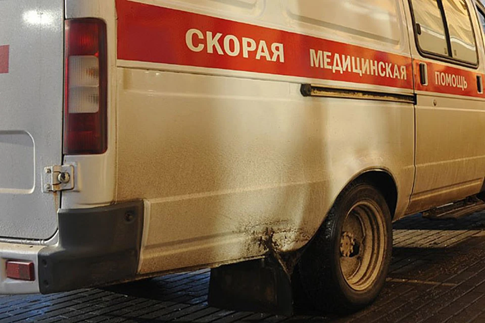 Водителя "Хендая" и двух его пассажиров отвезли в больницу.
