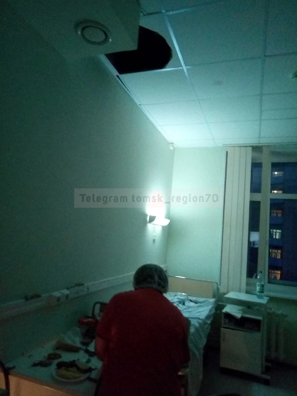 В послеродовой палате Томского областного перинатального центра случилось ЧП: тяжелая потолочная плитка отклеилась и рухнула вниз. К счастью, за минуту до этого мама перенесла новорожденного ребенка на другое место. Фото: социальная сеть "ВКонтакте", группа "Регион-70".