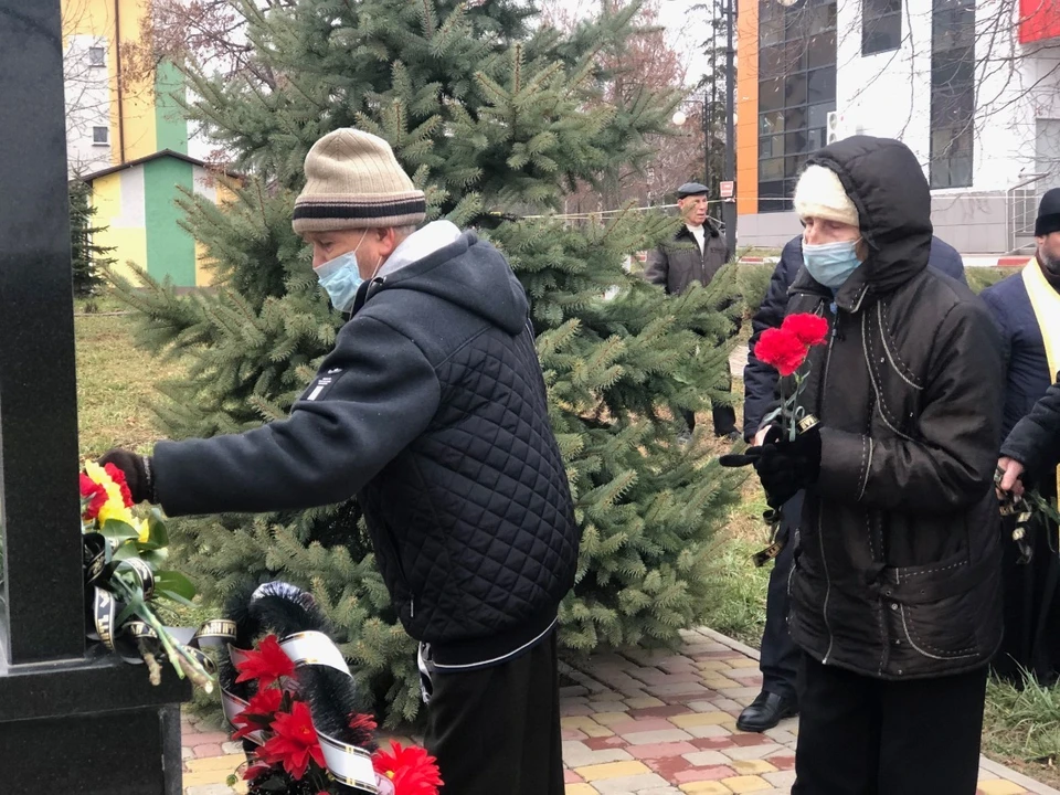 Присутствующие возложили цветы к стеле участникам боевых действий в Чеченской республике. Фото пресс-службы администрации Валуйского городского округа.