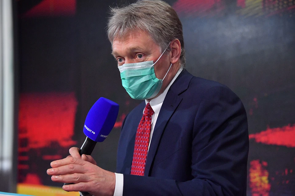 Дмитрий Песков заявил, что выдача сертификатов тем, кто вакцинировался иностранным препаратом, не означает автоматического признания этих препаратов в РФ.