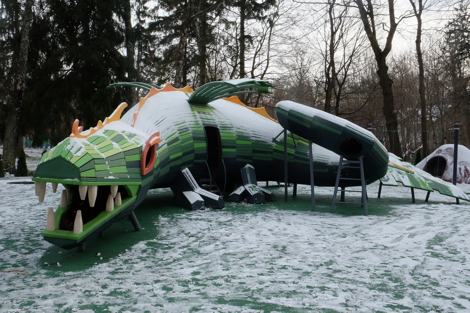 Главный обитатель «Рододендрон-парка» - зеленый дракон. Он уже полюбился детворе.