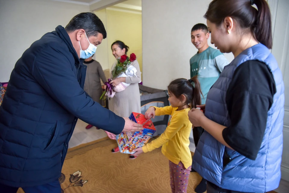 Мэр Бишкека пришел в гости к многодетной семье