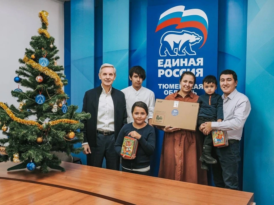 Многодетная семья из Ембаево получила ноутбук благодаря акции «Елка желаний». Фото - ТРО партии "Единая Россия".