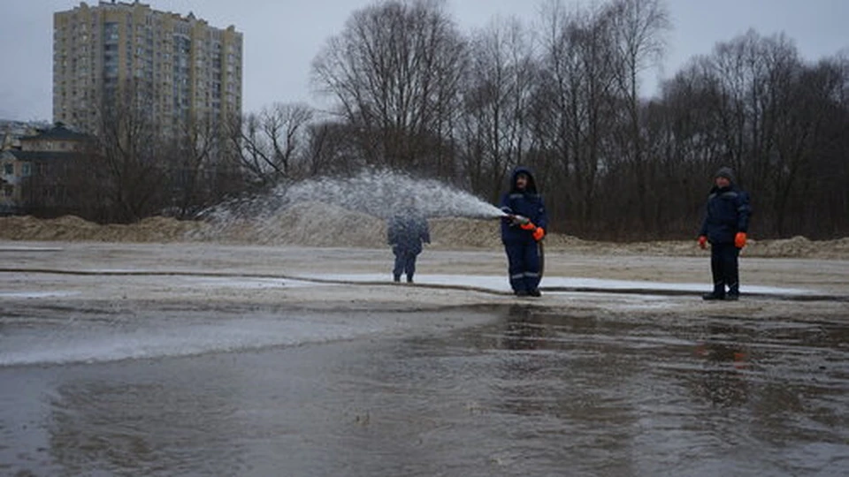 Песок пропитываю водой