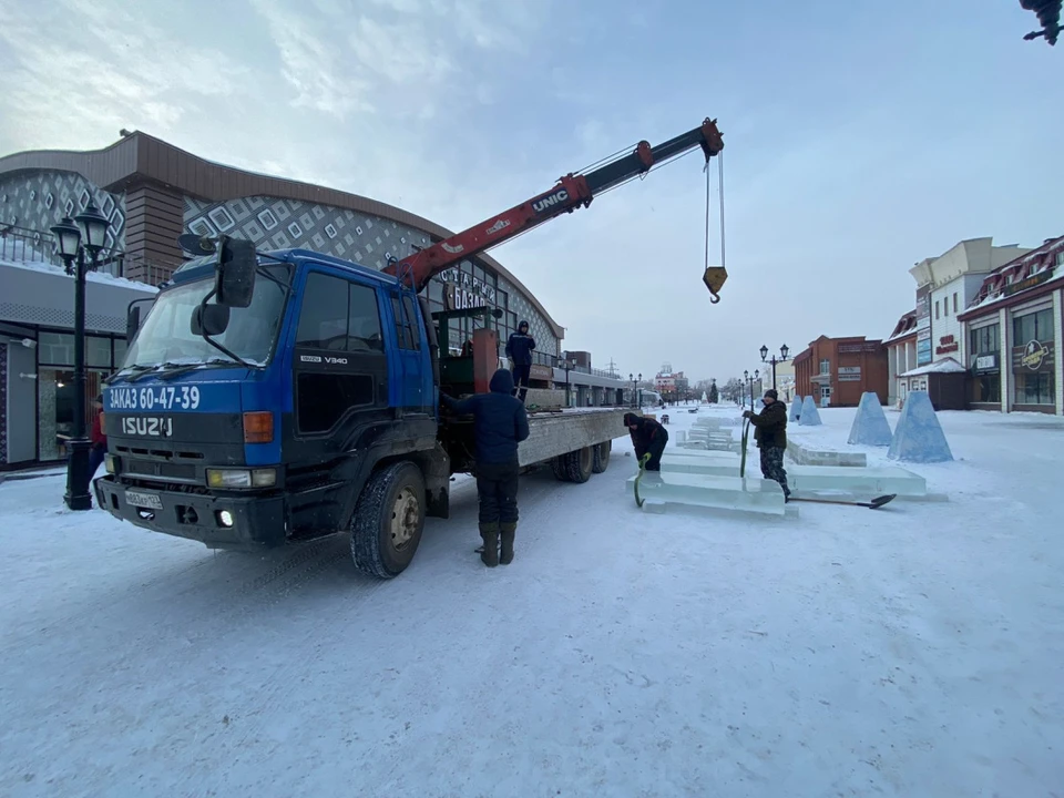 На площадке уже установили елку