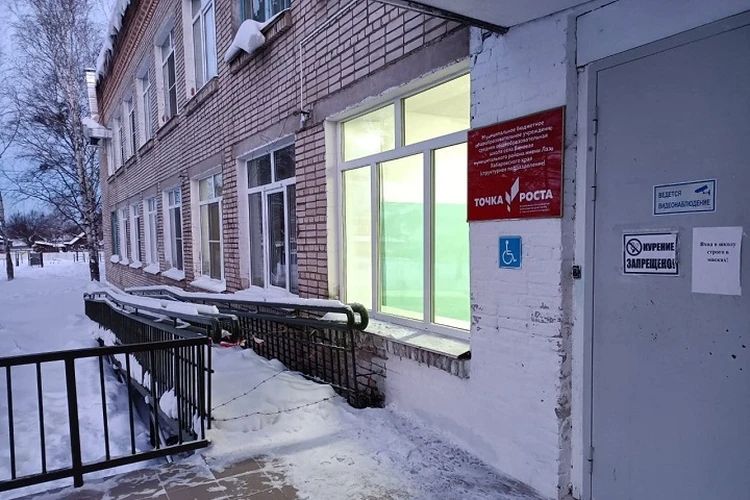 Это ради детей: пандус в школе Хабаровского края перекрыли колючей проволокой