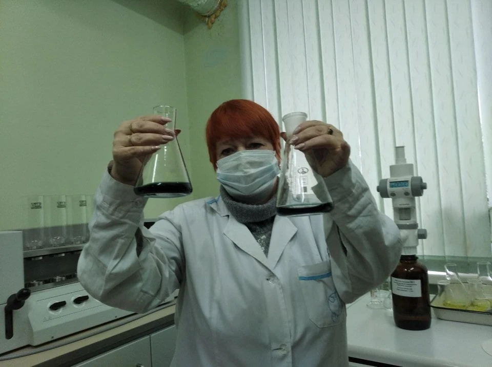 Специалист Роспотребнадзора проверяет кислотность образца винного напитка.