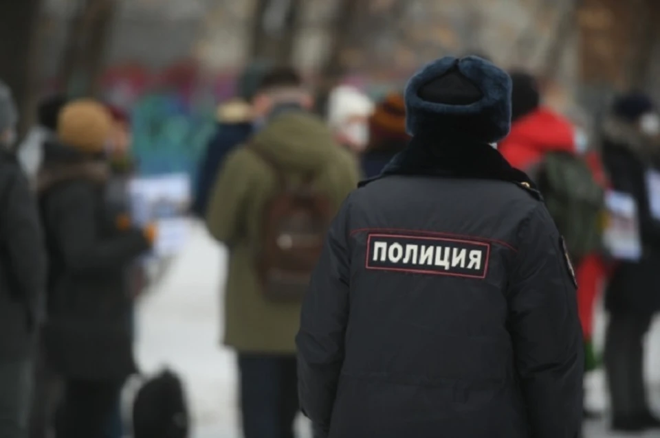 Камеры запечатлели мужчину и женщину.