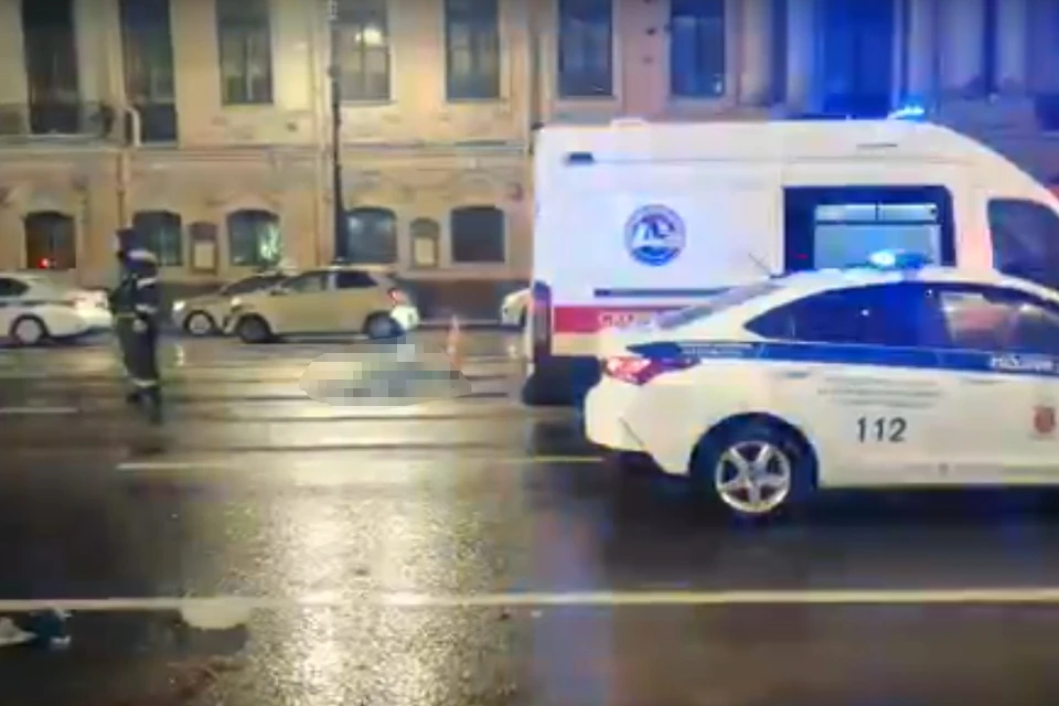 В центре Петербурга неадекватный водитель влетел в двух пешеходов на "зебре". Фото: СОЦСЕТИ