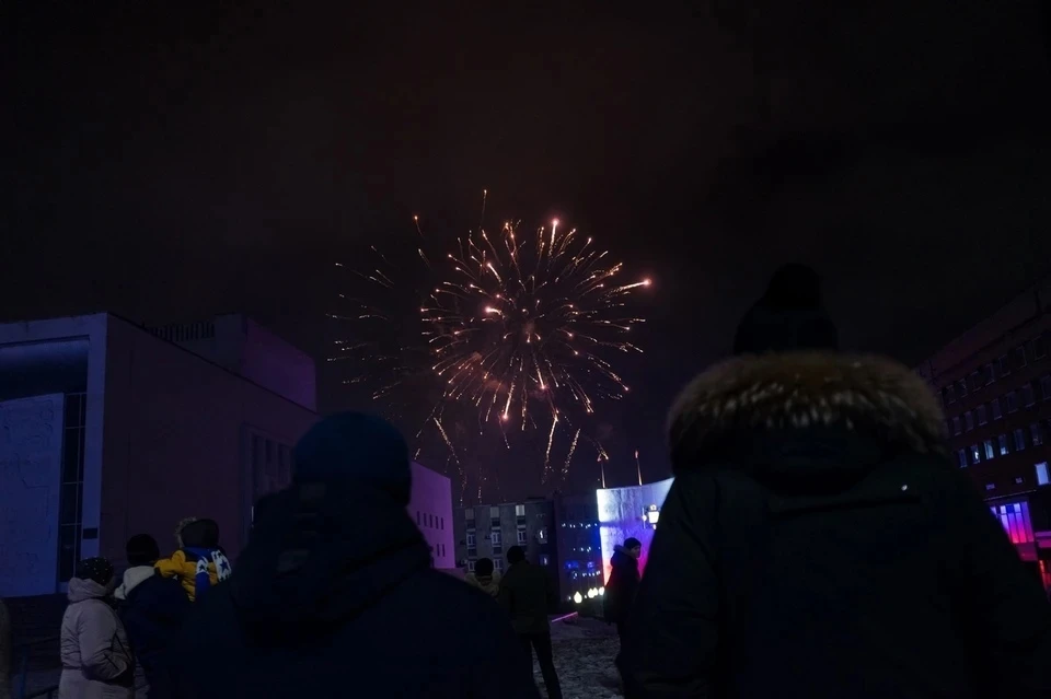 Можно ли запускать салют на новый год. Губернатор Крыма разрешил салюты в новогоднюю ночь.. Новогодний фейерверк Орел. Салюта на новый год в Киеве не будет Мем. 10 Фактов происшествия связи с пиротехникой в новогоднюю ночь 2022.