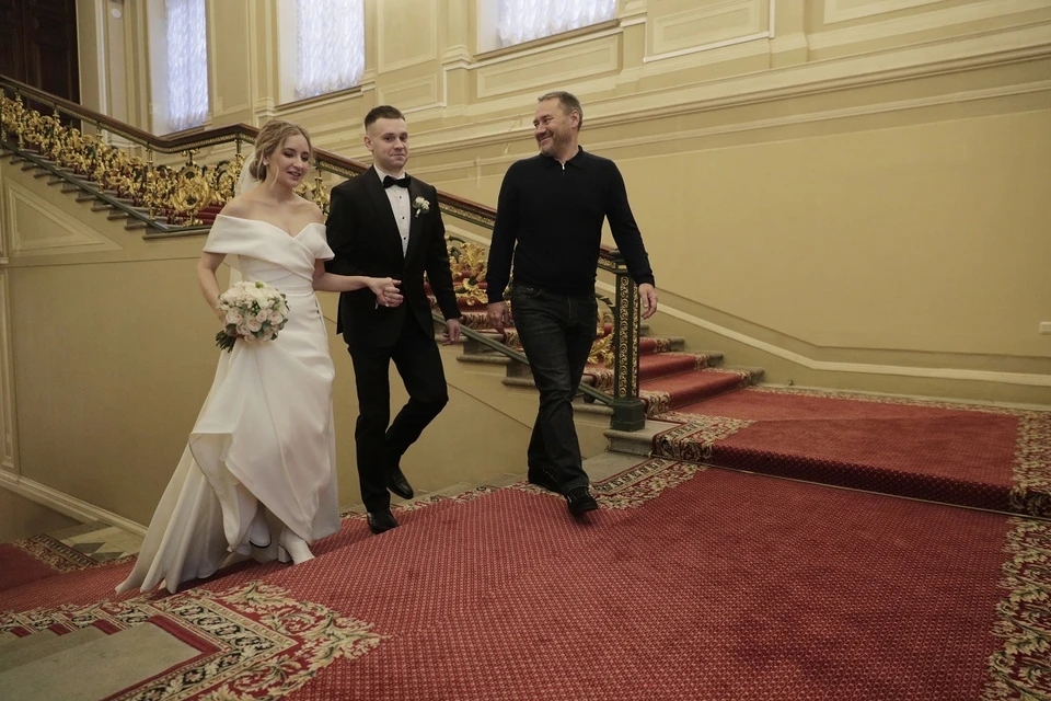 Пару молодоженов пригласили в ЗакС. Фото: https://vk.com/aleksandr_belsky