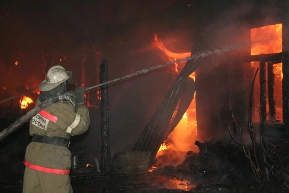 С огнем в течение полутора часов боролись 10 человек.