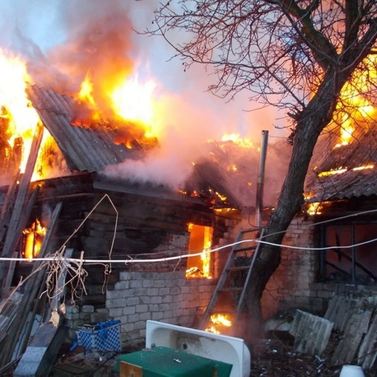 В ЛНР мужчина помог выбраться из горящего дома двум соседкам - KP.RU