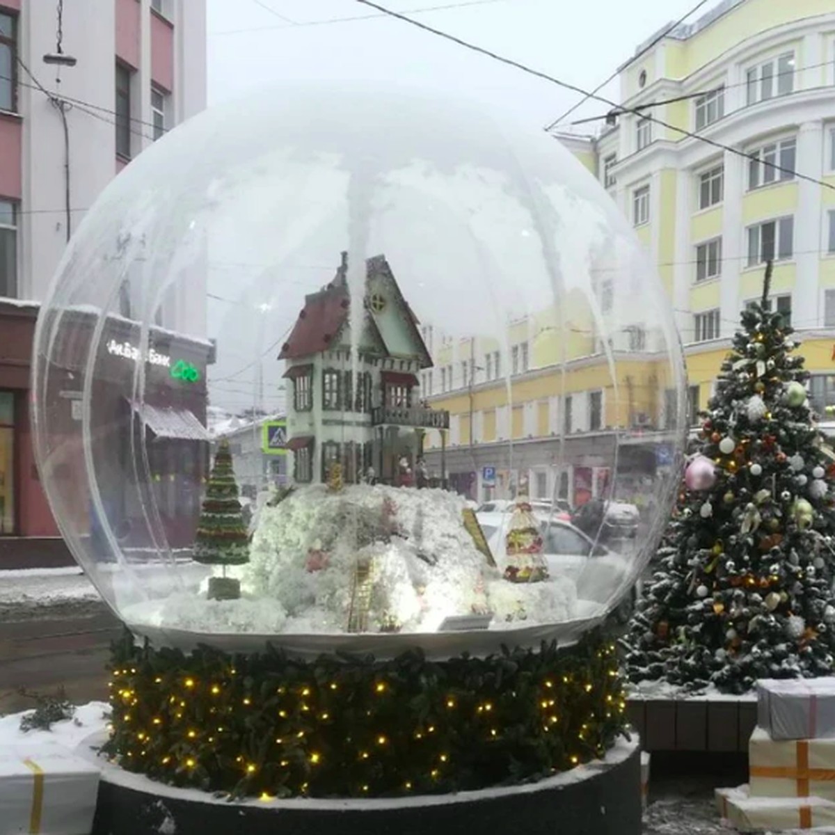 Стеклянные шары со снегом