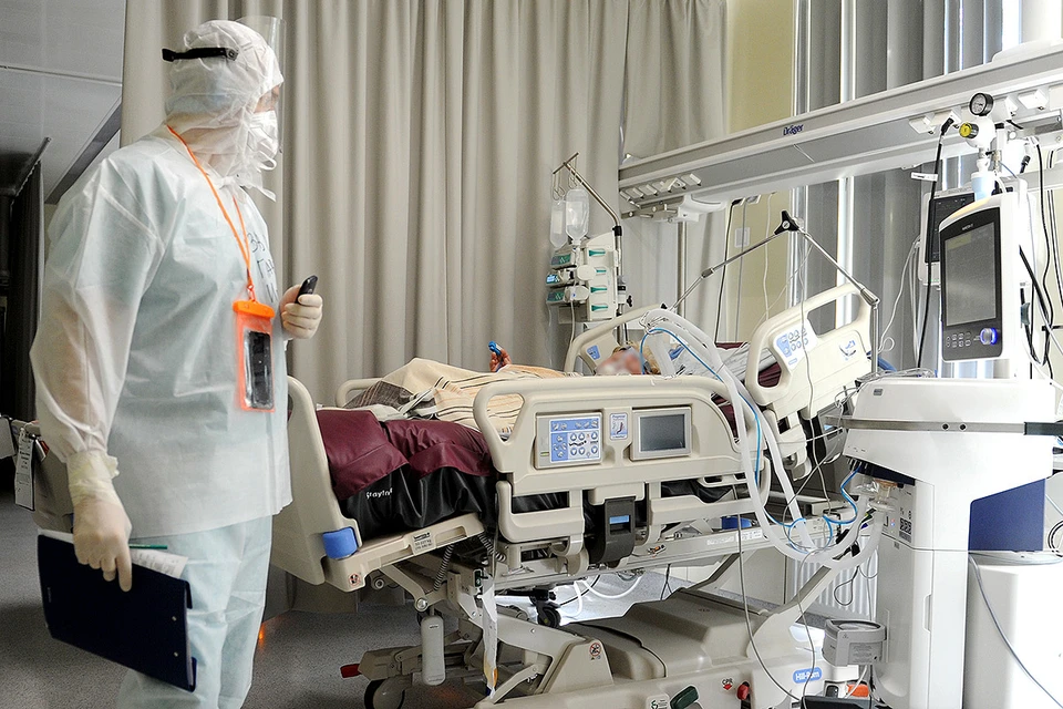 Санкт-Петербург. Медицинский сотрудник с пациентом в Мариинской больнице, где оказывают помощь пациентам с коронавирусной инфекцией COVID-19.