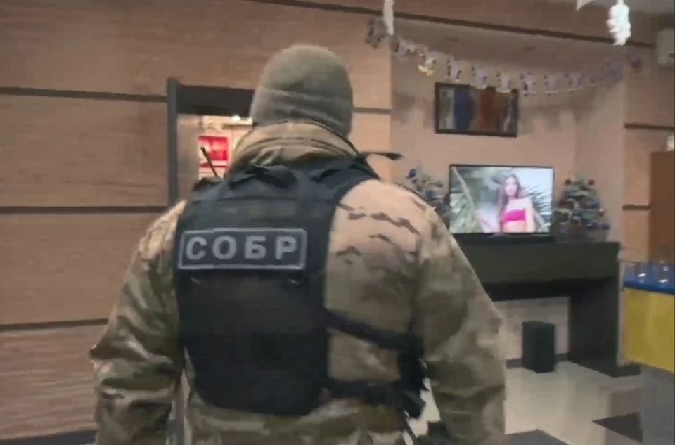 Лжеэлектрики в своем офисе уже готовились к Новому году. Скриншот оперативной видеосъемки.