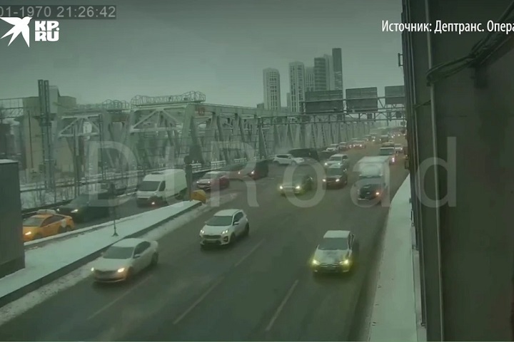 Виновник массовой аварии на Кутузовском проспекте набросился с кулаками на сотрудника МЧС