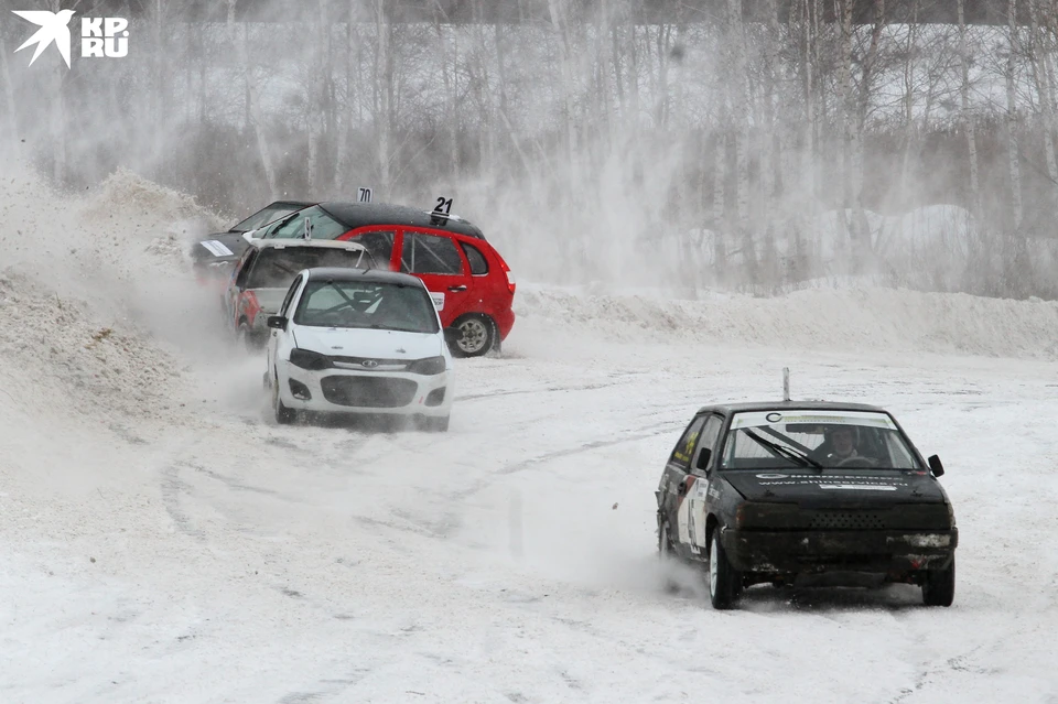 Первый круг воскресного заезда в классе Super-1600 - двое участников сталкиваются и остаются в снегу.