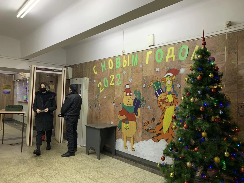 Сотрудники метро украшают станции к Новому году. Фото: городская администрация