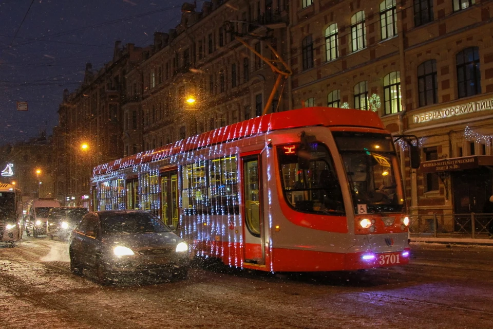 Комтранс заявил, что работа общественного транспорта в новогоднюю ночь в Петербурге будет короткой.