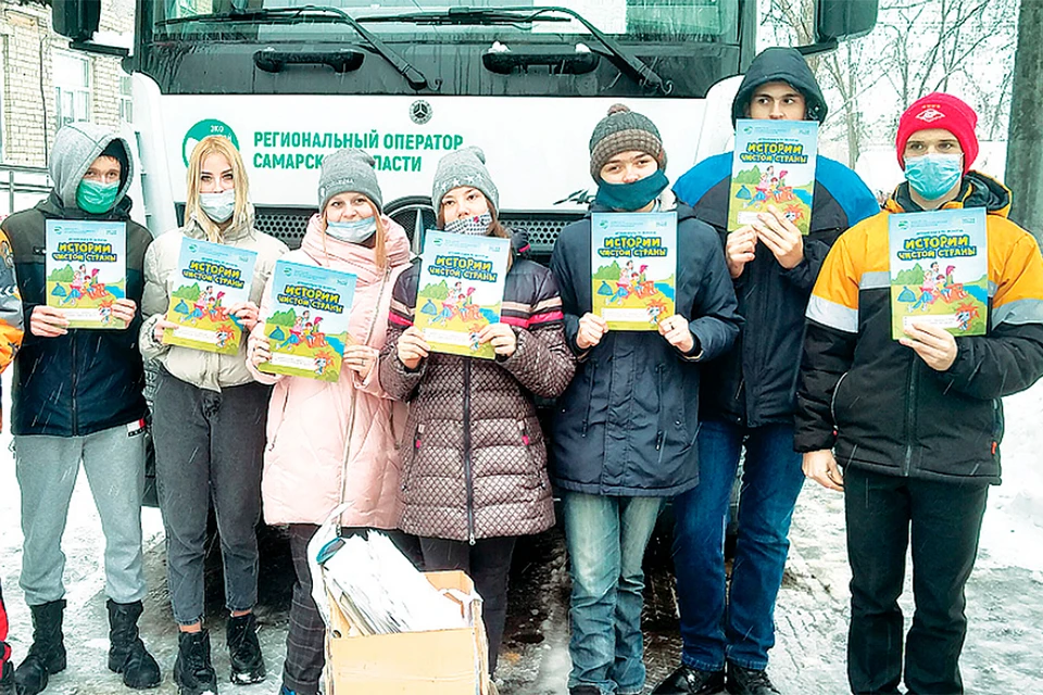 Ребята получили в подарок книги об экологии. Фото: ЭкоСтройРесурс