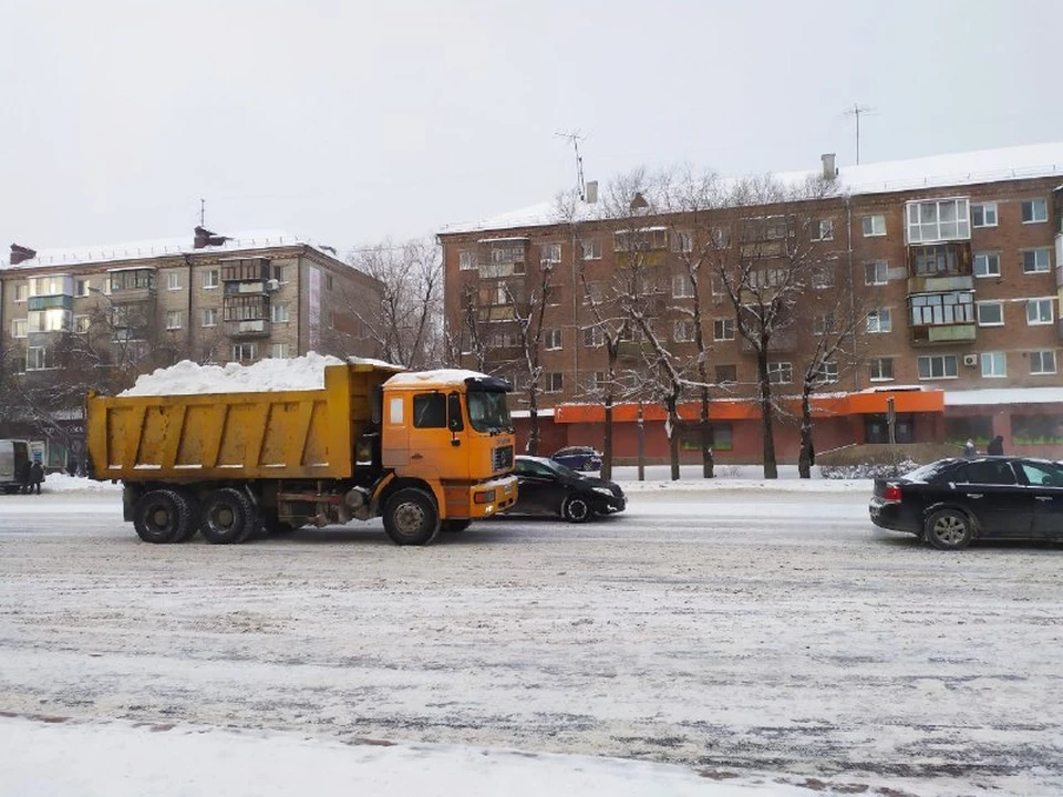 В Тюмени за сутки вывезли более полутора тысяч самосвалов снега.