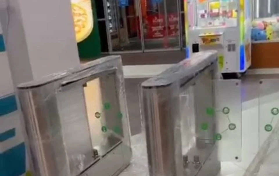 Турникеты, считывающие QR-коды. Фото: стоп-кадр из видео