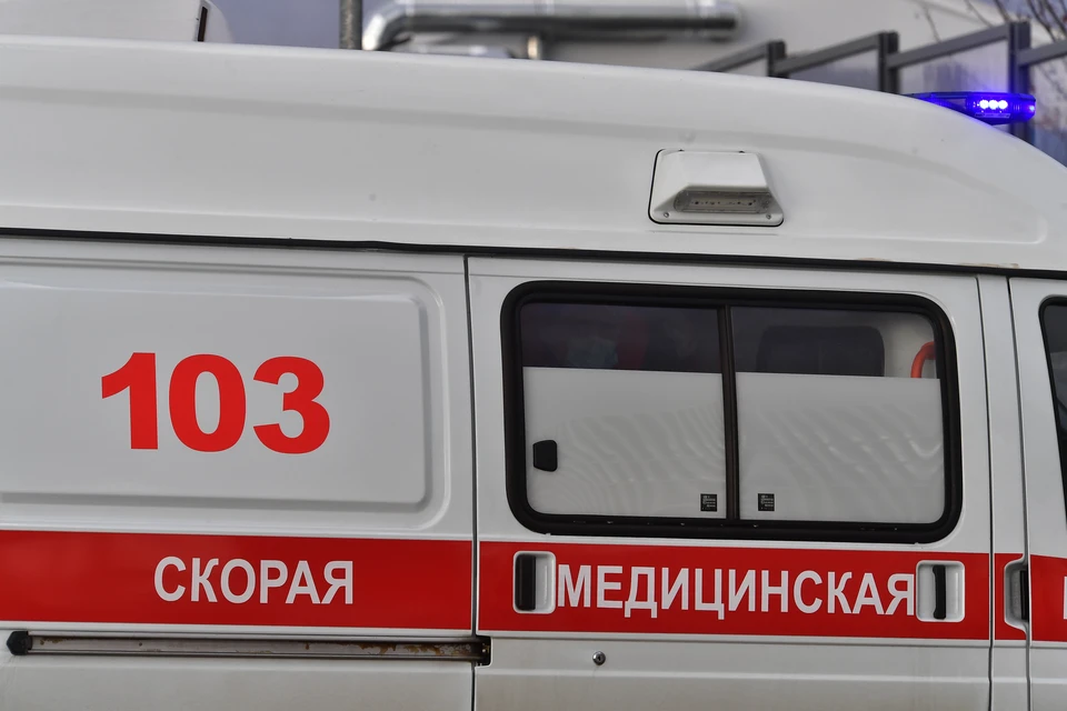 Девочка ушибла коленку.