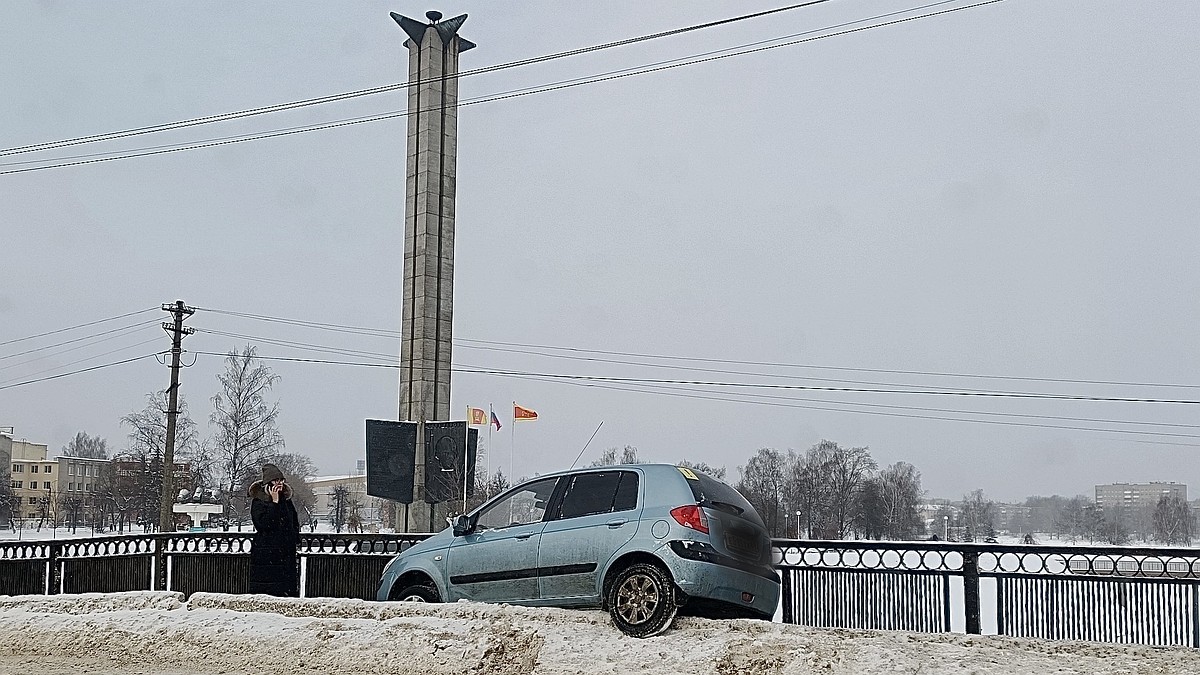 На мосту у Обелиска Победы в Твери автомобиль вылетел на бордюр и застрял -  KP.RU