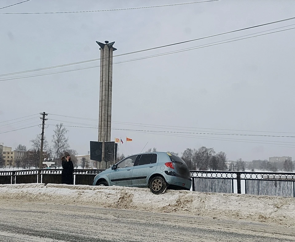 На мосту в Твери легковой автомобиль улетел на тротуар. Фото: VK/News 69.