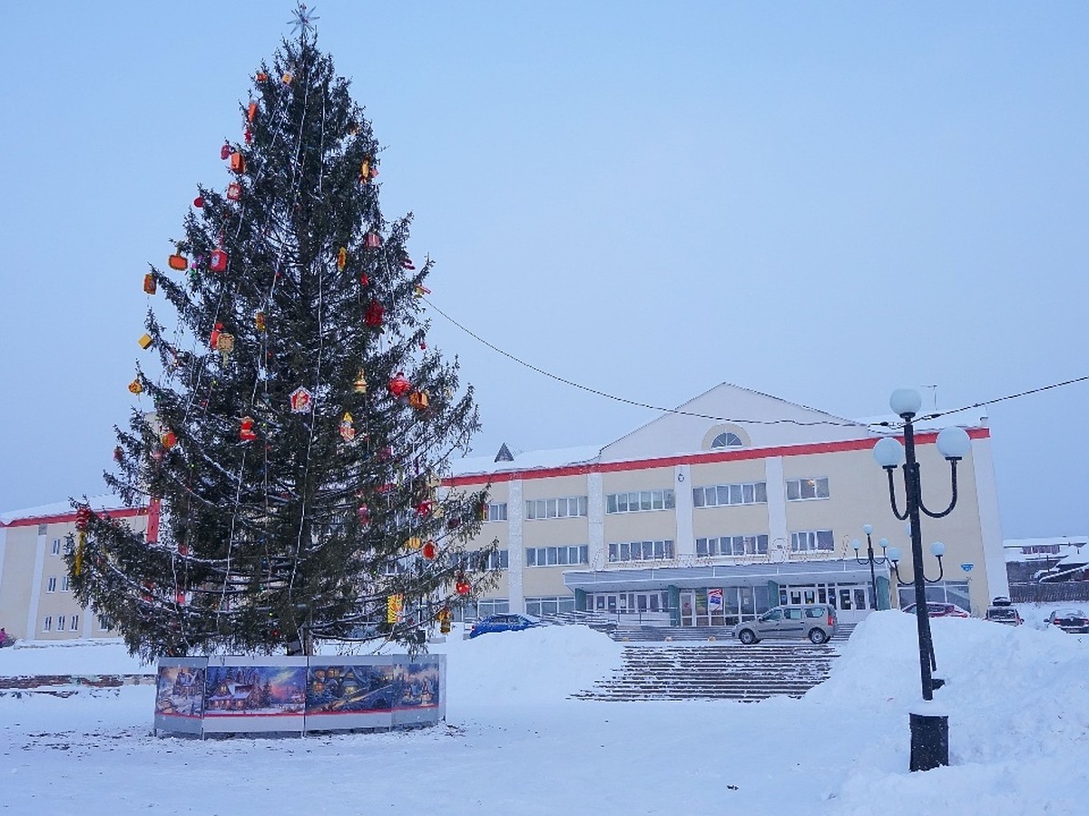 Появилось видео того, как в Лысьве упала городская елка - KP.RU