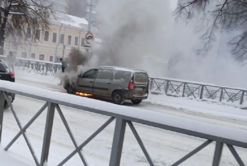 Загорелась машина в Перми на Ленина