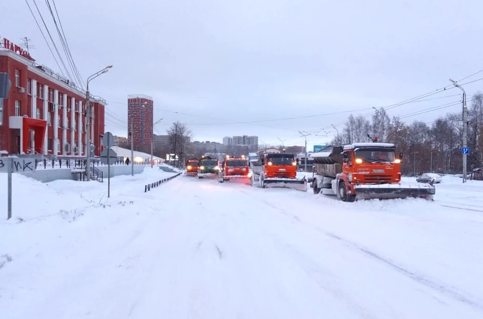 В Ижевске на расчистку улиц вышло 86 единиц техники. Фото: vk.com/izh_blagoustroystvo