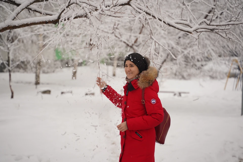 кратковременный снег. шел небольшой снег. небольшой небольшой снег. девушки сегодня на морозе фото декабрь 2021. шел небольшой снег.