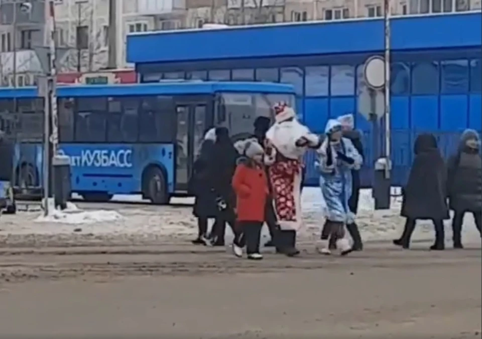 В Кузбассе Дед Мороз и Снегурочка устроили зажигательные танцы на дороге. Фото: instagram/fbi_lnk.