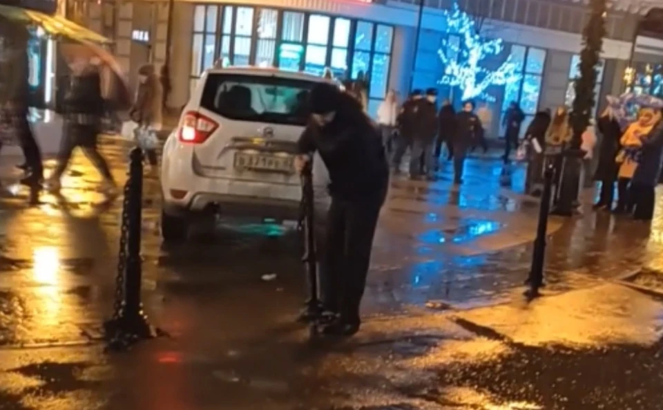 В центре Симферополя автохам проехал в пешеходную зону, сломав ограждение. Фото: скриншот из видео