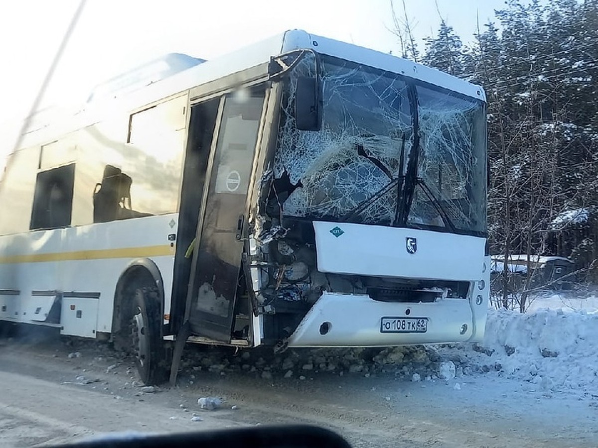 В Касимове рейсовый автобус столкнулся с трактором - KP.RU