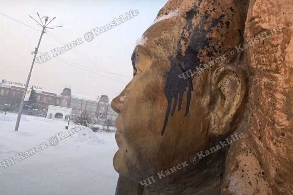 Вандалы изуродовали красной памятник Героям Советского Союза в Канске. Фото: ВКонтакте/ЧП Канск