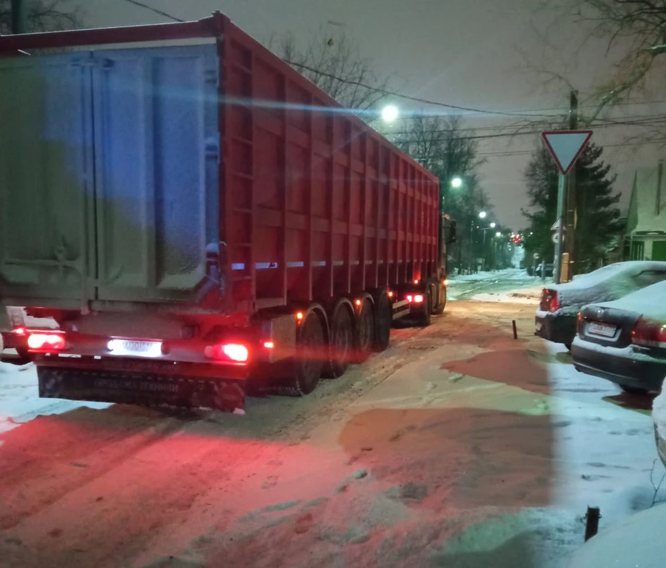 В Туле сотрудники ДПС помогли фуре выбраться с заснеженной дороги