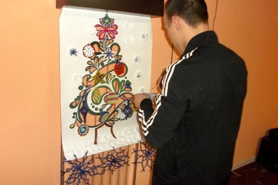 Подростки рисовали новогоднюю елку. Фото: УФСИН России по Самарской области
