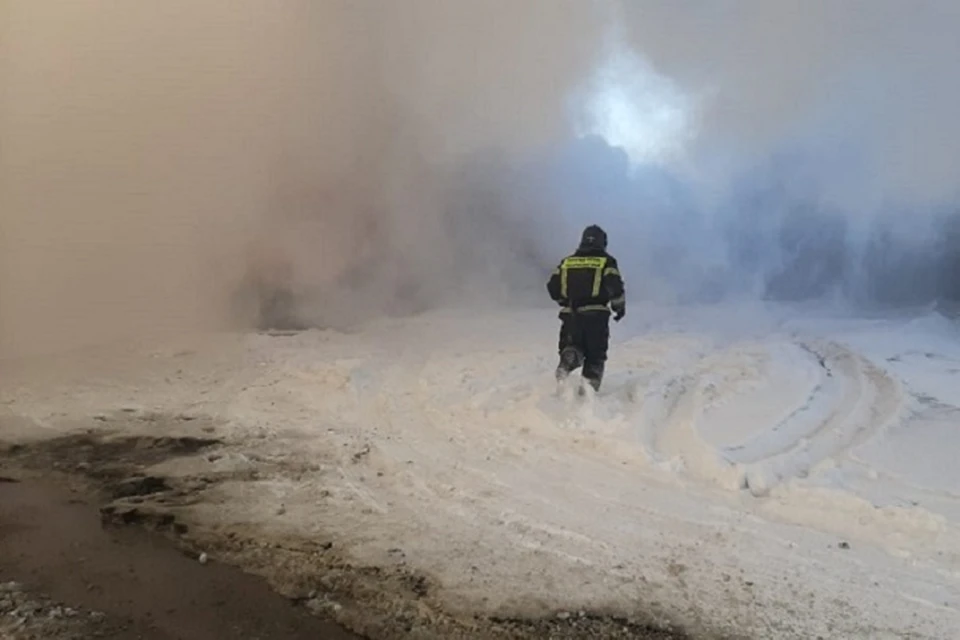 Пожарные устраняют возникшее в Ильинке возгорание