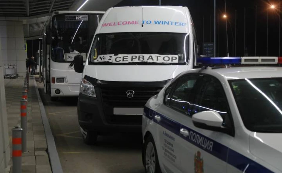 Людей, у которых подозревают "омикрон", теперь должны везти в обсерватор в сопровождении полицейских.