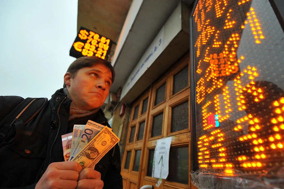 Курс рубля перед новогодними праздниками не радует.