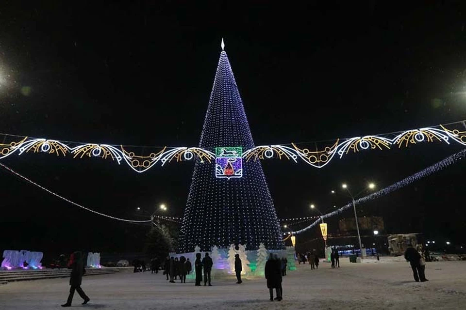 Елка на площади Сахарова в Барнауле