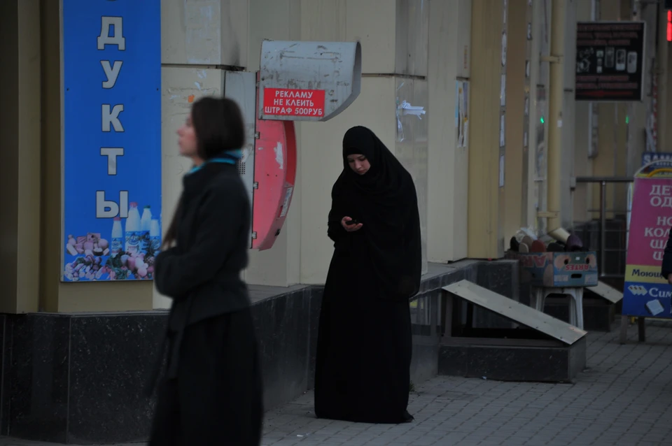 Мошенник пишет пользователям соцсети, старается войти в доверие, выпрашивает фото у доверчивых девушек