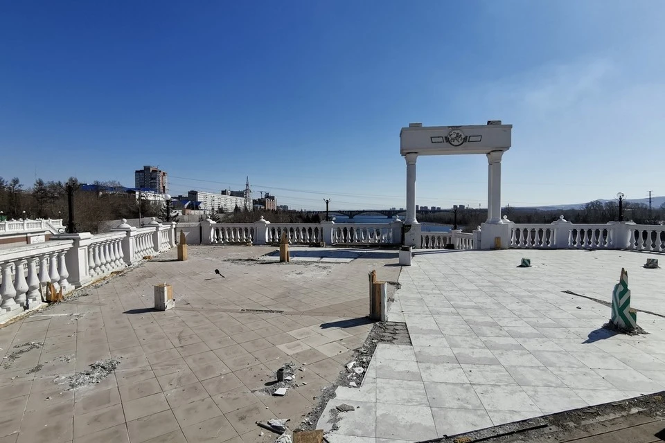 В Красноярске будут реконструировать колоннаду на улице Дубровинского