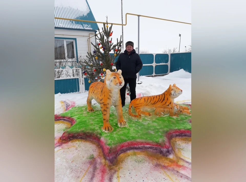 Ледяные фигуры мужчина создает не первый год. Фото: ГУ МЧС по Челябинской области