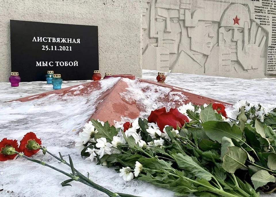 Мэр Новокузнецка возложил цветы к мемориальной табличке. Фото:instagram/skuznetsov_nk.