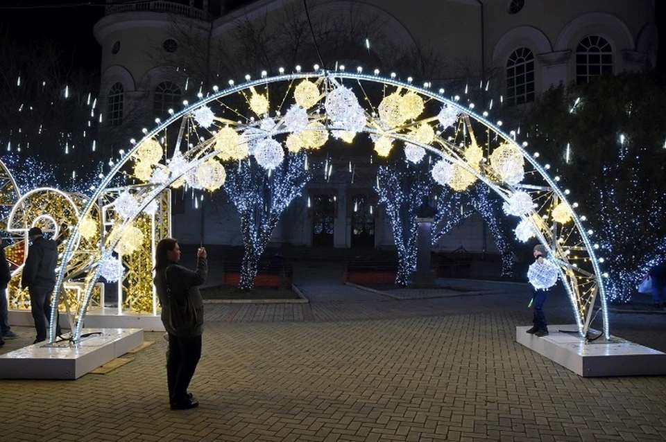 Улицы в Крыму к Новому году украсили праздничными инсталляциями.