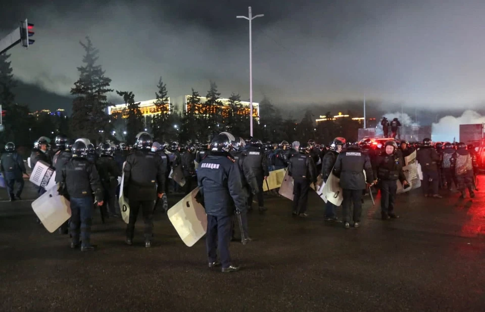 Протестующие в Алма-Ате ворвались в здание городской администрации